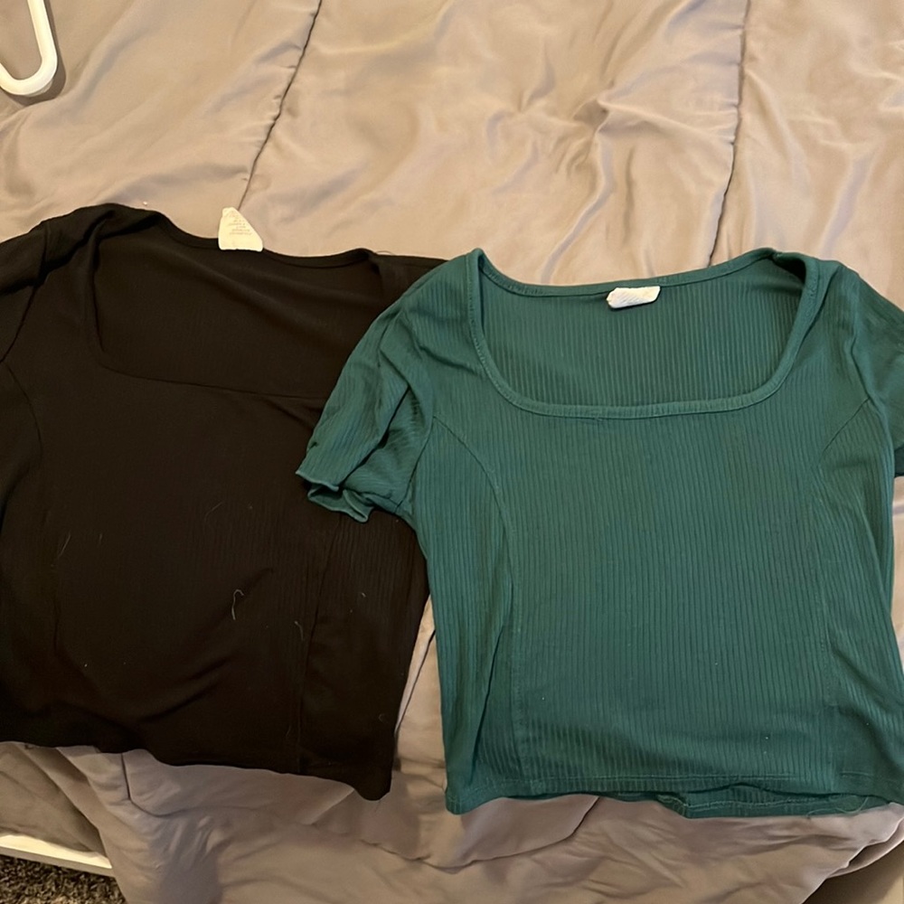 2 same shirts different color, green/black, size xs